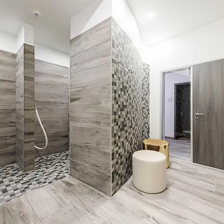 Seebadbrise - Traumhafte Ausblicke Und Maritimes Flair Im Herzen Von * Wustrow (Fischland)